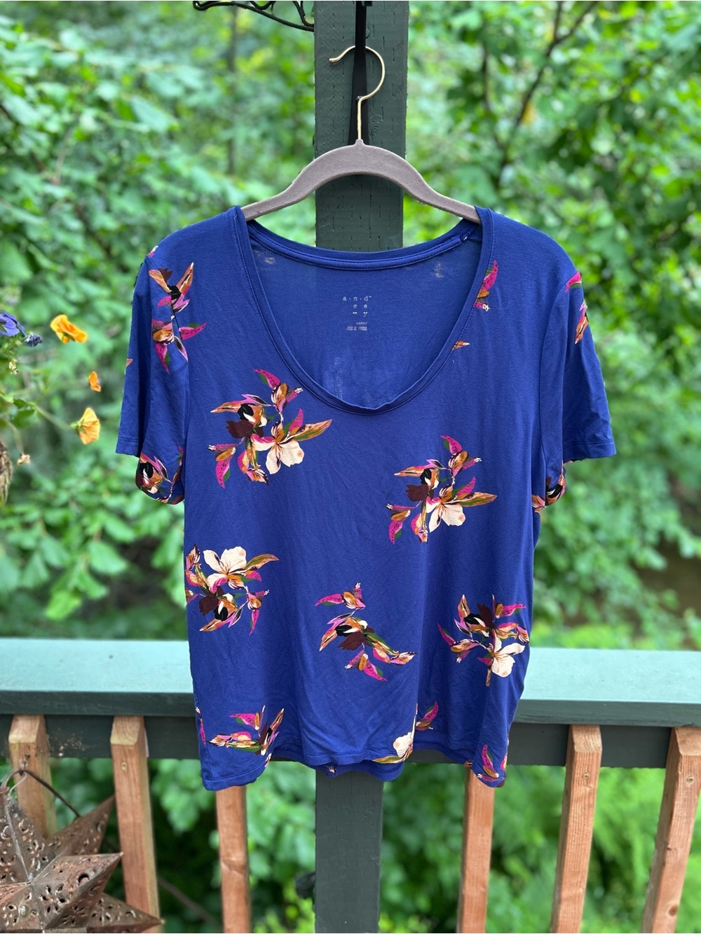 Women's Floral V-Neck Tee - Blue